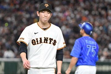 ７回、うつむきながらベンチに戻る巨人・戸郷翔征