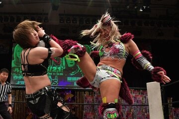 翔（左）をキックで攻めるウナギ・サヤカ