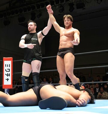 カラム・ニューマン(左)に腕を掲げられたゼイン・ジェイ