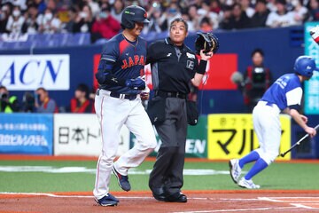 白井球審と言葉を交わす大谷翔平（左）