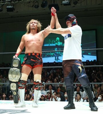 試合後、BUSHI(右)に称えられる内藤哲也