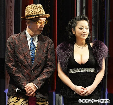  ２冠獲得！小向のスライム乳をのぞき込むテリー伊藤
