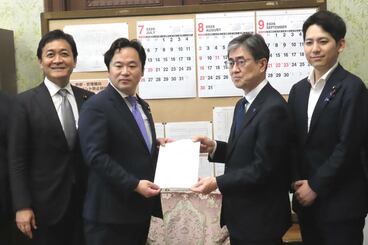 国債ＮＩＳＡ法案を提出した国民民主党（左が玉木雄一郎代表）