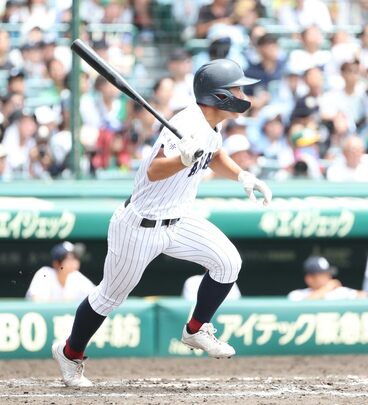 逆転タイムリーヒットを放つ広沢