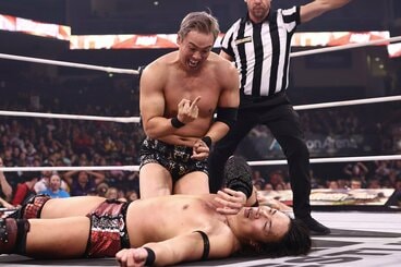 3カウントを奪った竹下幸之介(下)に中指を立てるオカダ・カズチカ©All Elite Wrestling