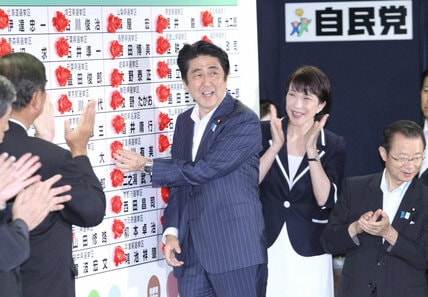 安倍晋三元首相と高市早苗首相（２０１３年７月２１日）