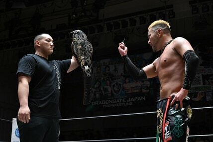 にらみ合う王者・菊田円(左)とKzy