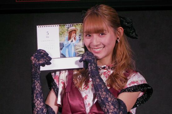 カレンダーを手にほほえむ浅川梨奈