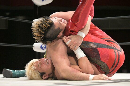 前哨戦で王者・稲村愛輝(上)に完全ピンフォールを奪われてしまった拳王