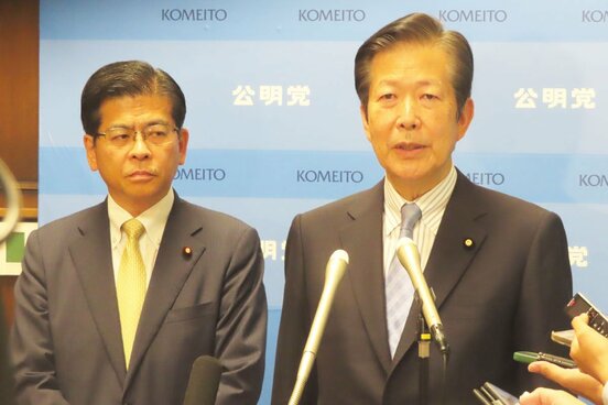 公明党の山口那津男代表(右)と石井啓一幹事長