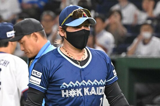 7月14日に使用開始となった限定ユニホーム着用の日本ハム・新庄監督