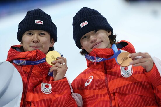 戸塚優斗(左)の指にはゴールドのネイルが（右は山田琉聖、ロイター）