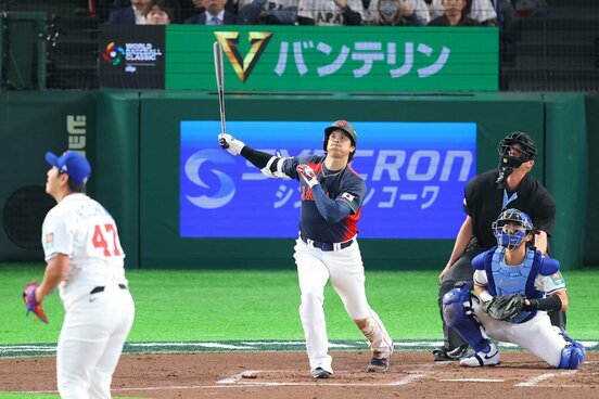 満塁ホームランを放つ大谷翔平