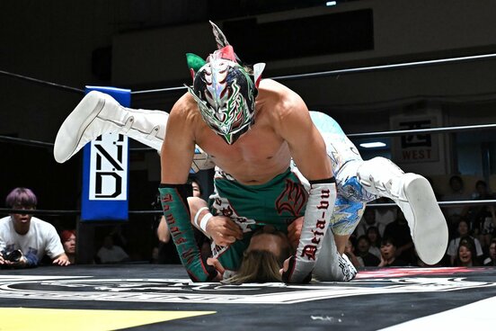 ドラゴン・キッド(上)に丸め込まれた田中良弥