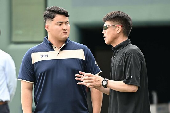 城島CBO(右)とファーム施設を見学する佐々木麟太郎