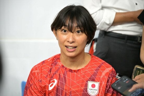 囲み取材を受ける鈴木聡美