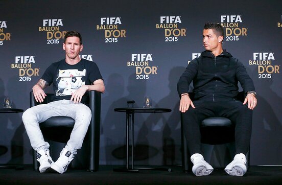 ついに同じチームで戦う？メッシ(左)とC・ロナウド（ロイター）