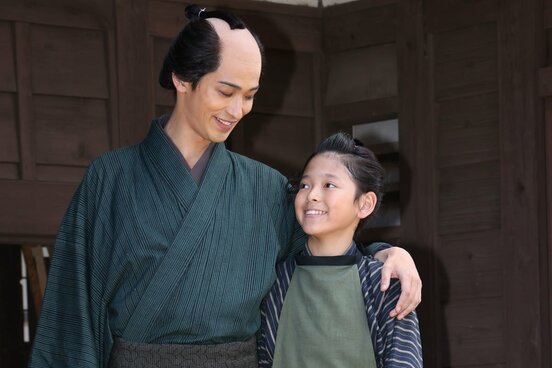 蔦重役の横浜流星(左)と、少年時代の唐丸（渡邉斗翔）