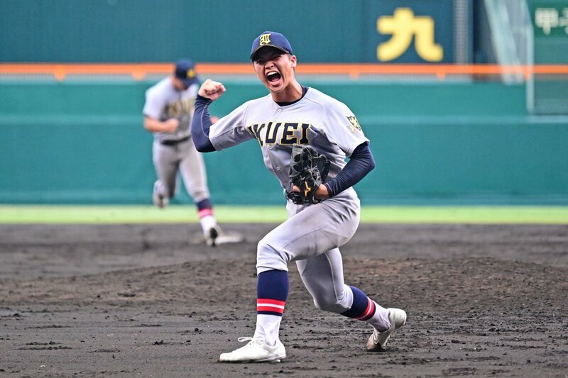 完封勝利を決めガッツポーズする仙台育英・古川