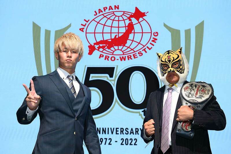  世界ジュニア王者のタイガーマスク（右）と挑戦者の青柳亮生（東スポWeb）