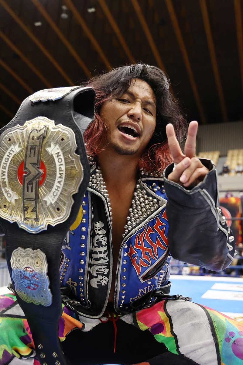  ベルトを手にするヒロム