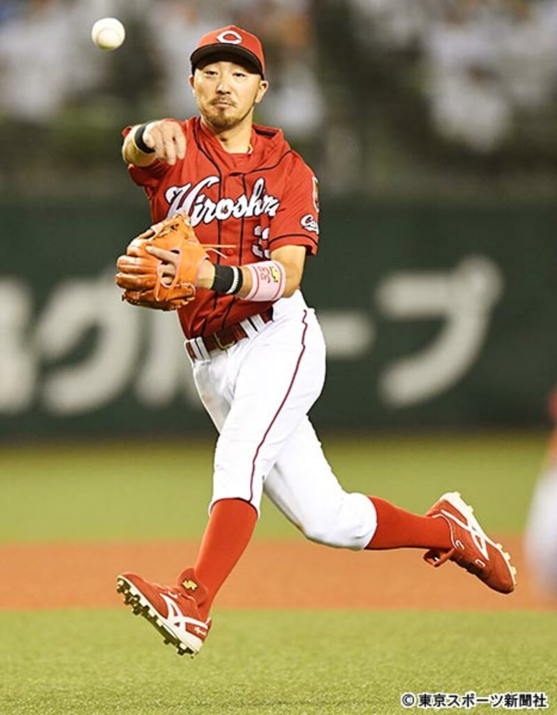  アクロバチックな菊池涼の守備