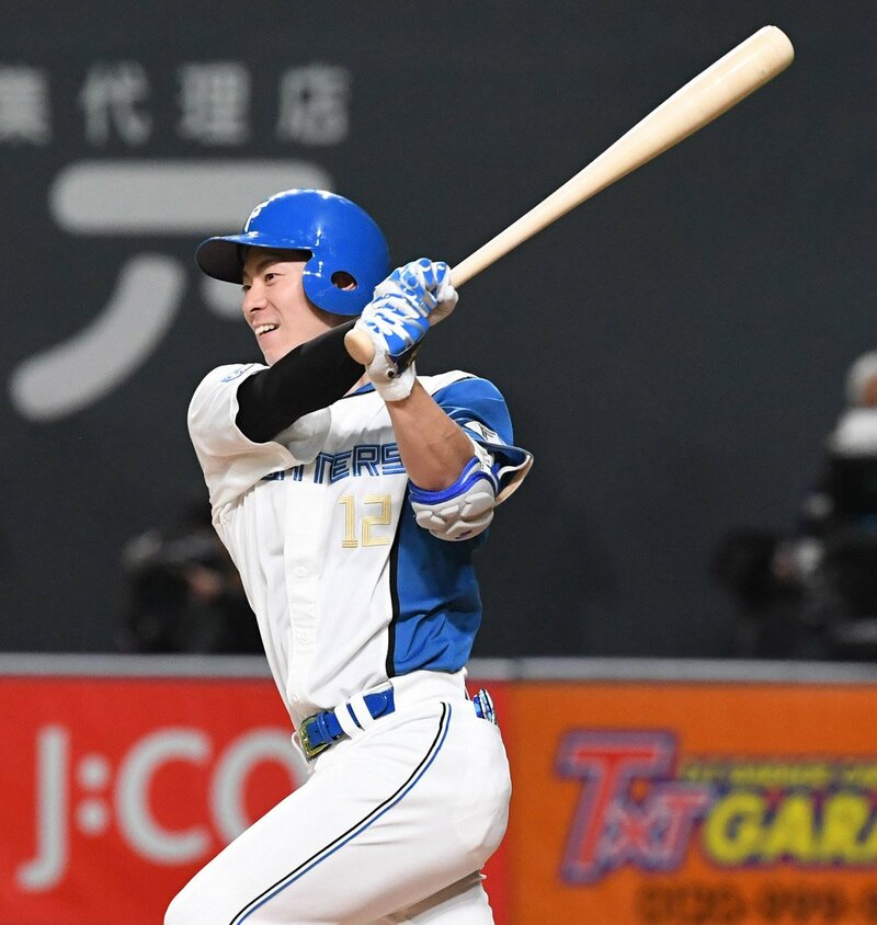  打ちまくる松本剛（東スポWeb）