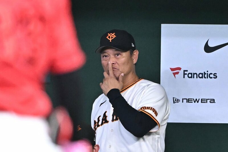 劣勢に渋い表情の巨人・橋上監督代行