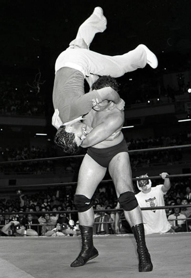  鶴田のボディスラムを食らう和田レフェリー（８７年１０月、日本武道館）