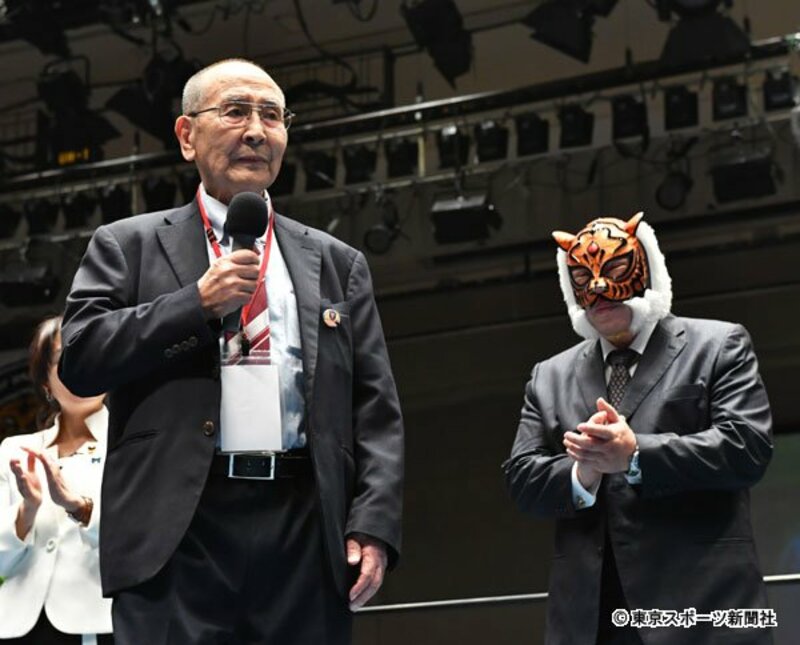  セレモニーであいさつする新間氏。右は初代タイガー