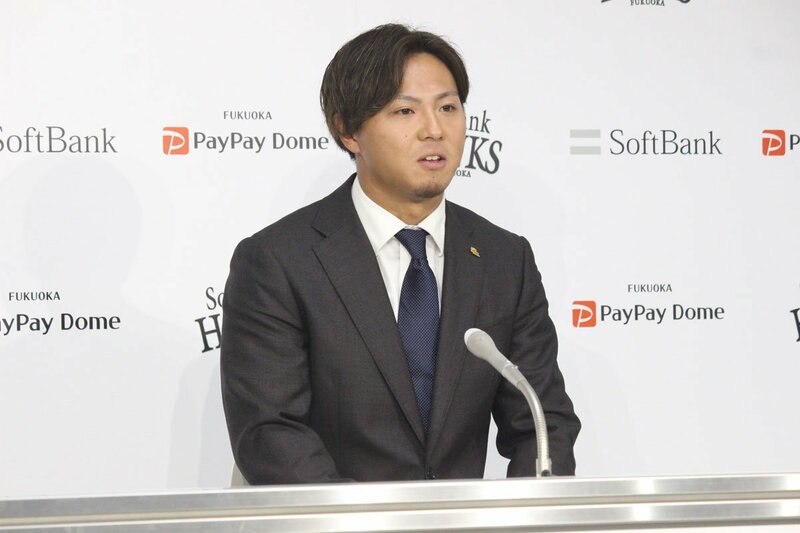  契約更改後に会見を行った佐藤直