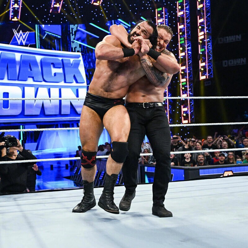  ドリュー・マッキンタイア（左）は狩りオン・クロスの襲撃を受けた(©2022 WWE, Inc. All Rights Reserved.)