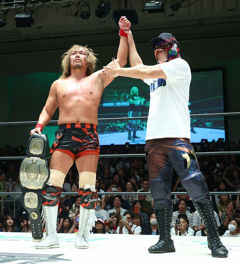 試合後、BUSHI(右)に称えられる内藤哲也