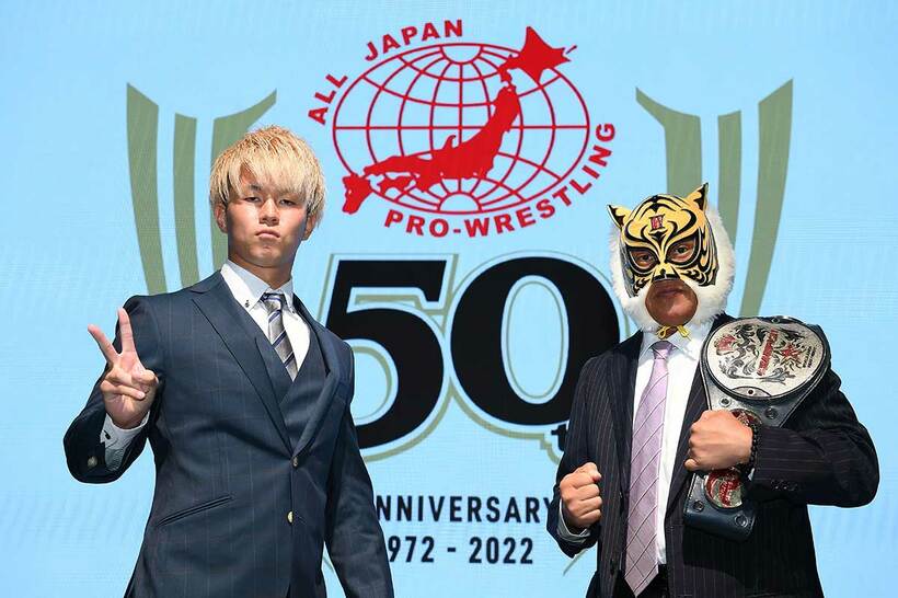  世界ジュニア王者のタイガーマスク（右）と挑戦者の青柳亮生（東スポWeb）