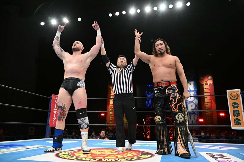 勝利した辻陽太（右）とゲイブ・キッド