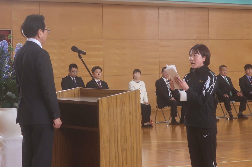 誓いの言葉を述べる吉岡里奈選手候補生