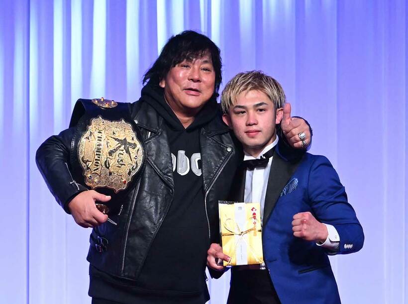  ベスト・オブ・記者会見賞を受賞した壬生狼一輝とプレゼンターの大仁田厚（東スポWeb）