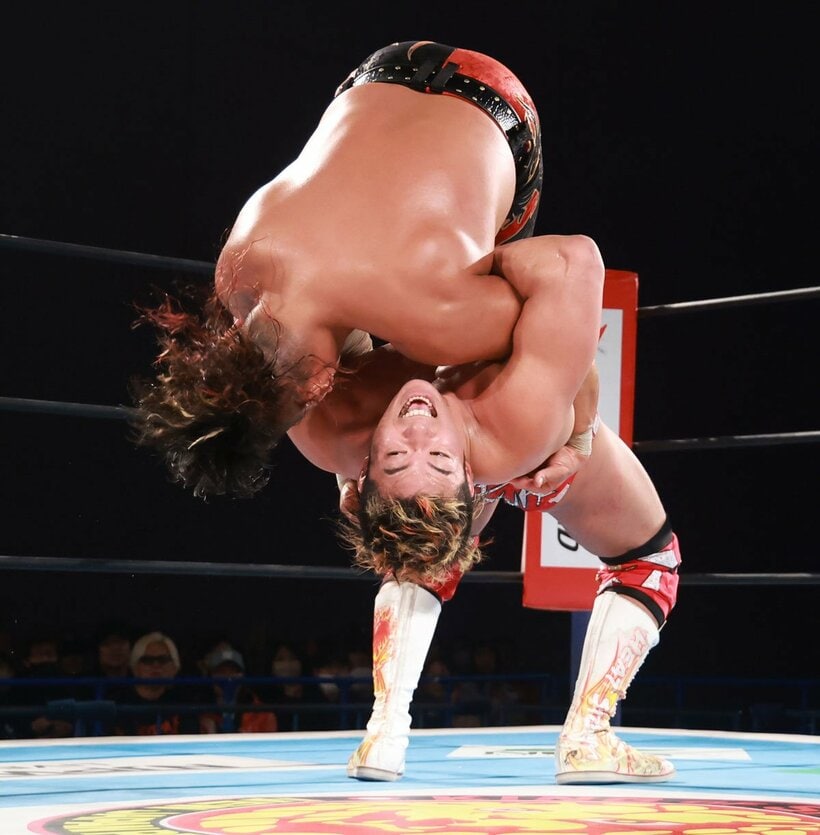 鷹木を攻める上村