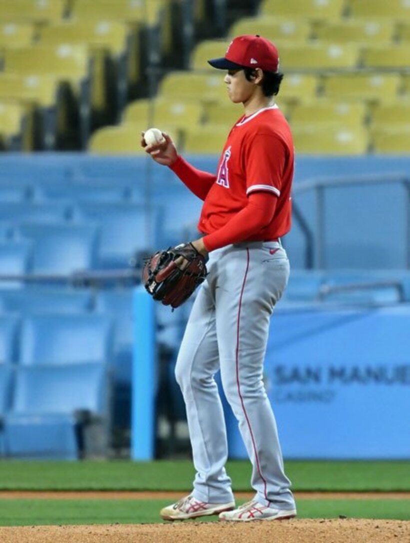 本塁打を浴びボールをチェックする大谷(ロイター＝ＵＳＡ　ＴＯＤＡＹ)