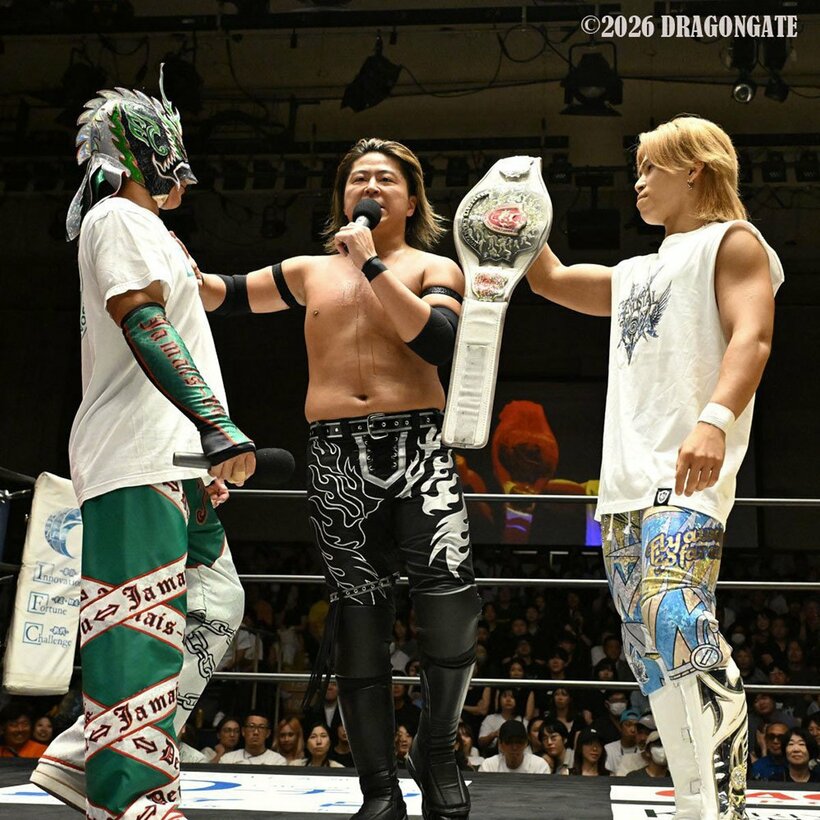 布田龍(中)より先に、ブレイブゲート王者・田中良弥(右)に挑戦することになったドラゴン・キッド