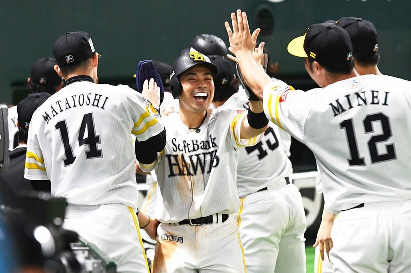 ８回、上林のタイムリーで生還し、笑顔のソフトバンク・近藤健介(中)