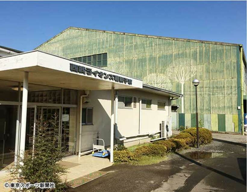  ありし日の旧若獅子寮（手前）と室内練習場（奥）