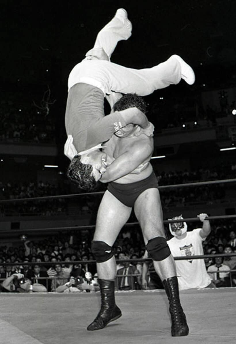  鶴田のボディスラムを食らう和田レフェリー（８７年１０月、日本武道館）