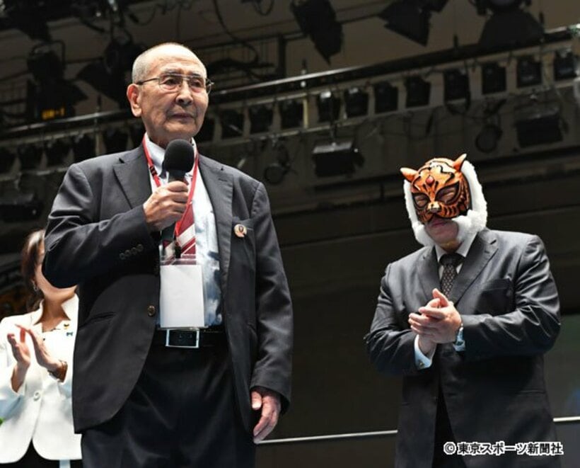  セレモニーであいさつする新間氏。右は初代タイガー