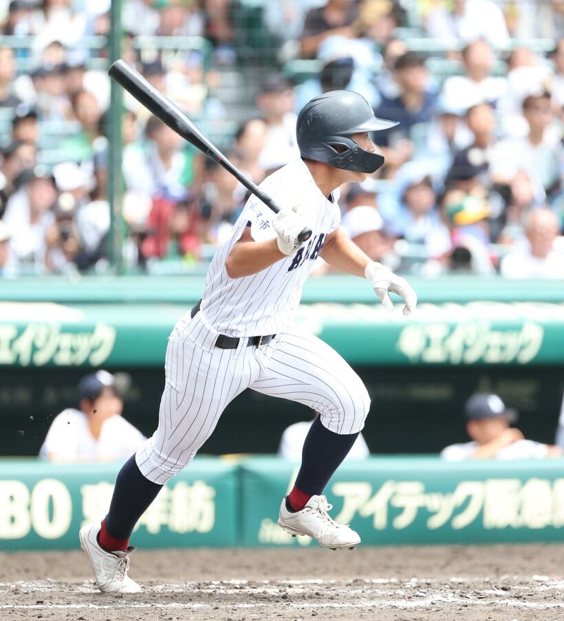 逆転タイムリーヒットを放つ広沢