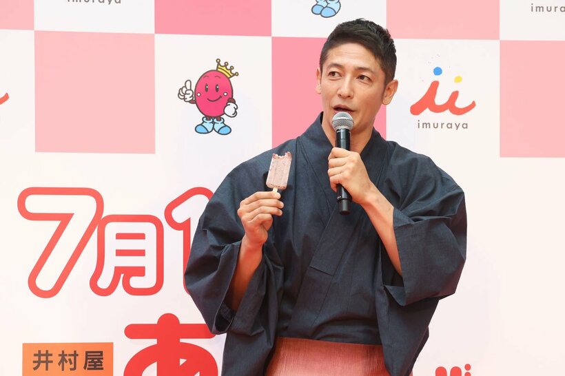 あずきバーを食べながら魅力を語る玉木宏
