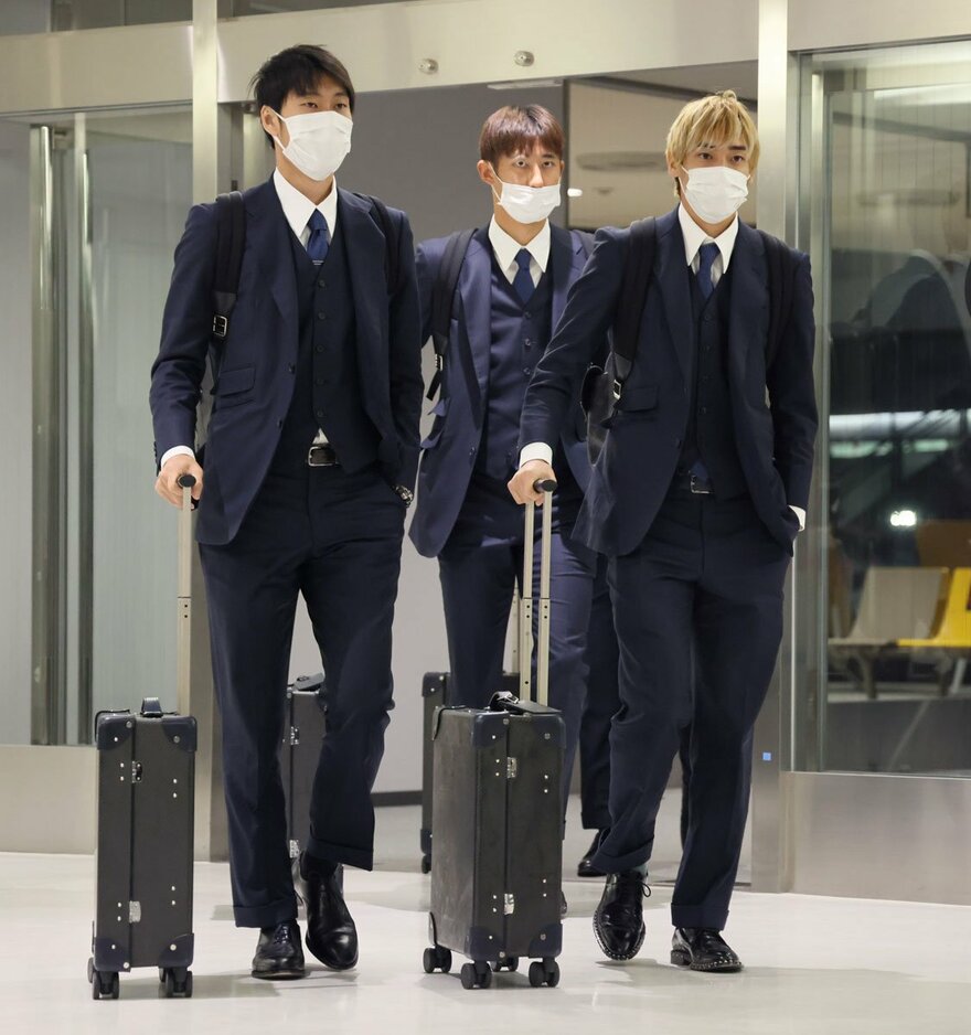 写真：日本代表の帰国に約650人のサポーター「ブラボー」と感謝を叫ぶサポーターも | 東スポWEB