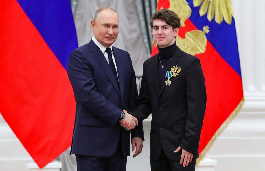 プーチン大統領(左)とコンドラチュク（ロイター）