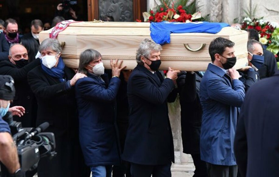  葬儀ではＷ杯で一緒に戦ったアントニョーニ氏、コンティ氏らがロッシ氏の棺を持った（ロイター）