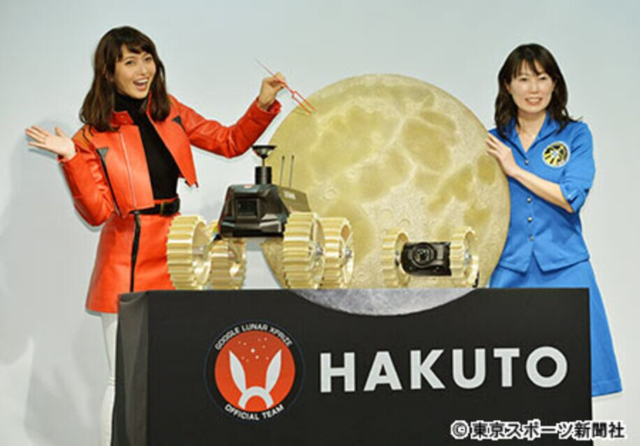 加藤夏希（左）と宇宙飛行士の山崎直子さん